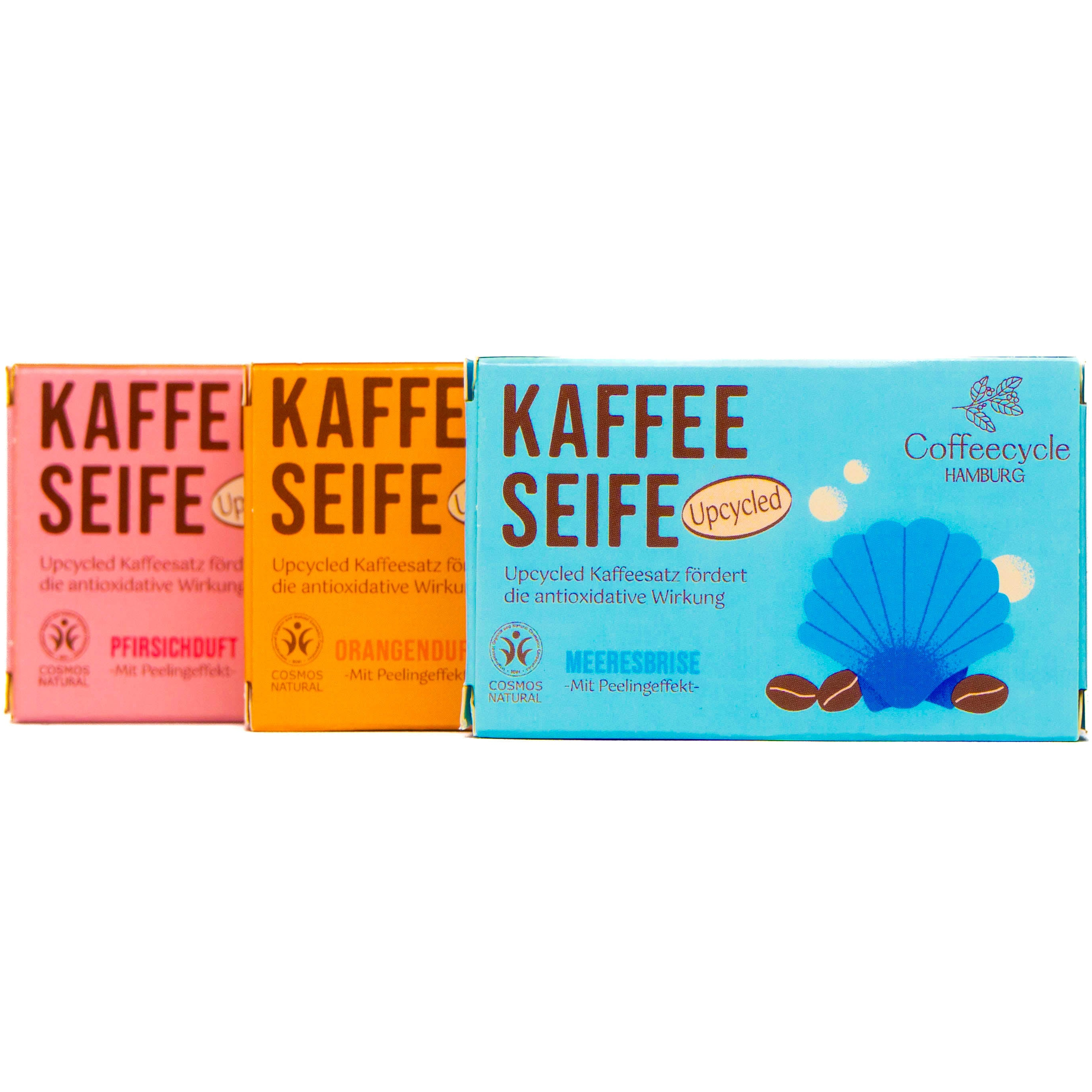 Die Vorteile von Kaffee-Seifen
Die Seifen von Coffeecycle werden mit upcyceltem Kaffeesatz aus verschiedenen Cafés hergestellt. Der enthaltene Kaffeesatz bietet wertvolle Vorteile für die Haut: Das natürliche Koffein fördert die Durchblutung, unterstützt die antioxidative Aktivität und hilft dabei, die Haut vor äußeren Einflüssen zu schützen. Gleichzeitig wirkt der Kaffeesatz als sanftes Peeling, das abgestorbene Hautzellen und Schmutz entfernt.