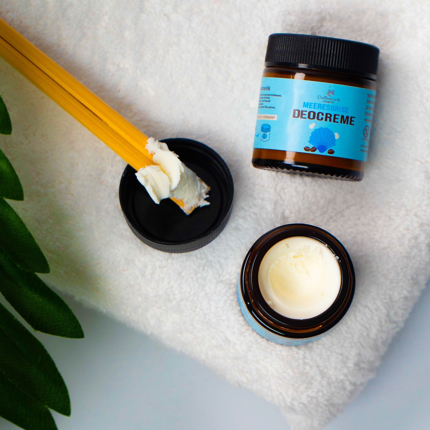 Die Vorteile von Kaffee-Seifen
Die Seifen von Coffeecycle werden mit upcyceltem Kaffeesatz aus verschiedenen Cafés hergestellt. Der enthaltene Kaffeesatz bietet wertvolle Vorteile für die Haut: Das natürliche Koffein fördert die Durchblutung, unterstützt die antioxidative Aktivität und hilft dabei, die Haut vor äußeren Einflüssen zu schützen. Gleichzeitig wirkt der Kaffeesatz als sanftes Peeling, das abgestorbene Hautzellen und Schmutz entfernt.