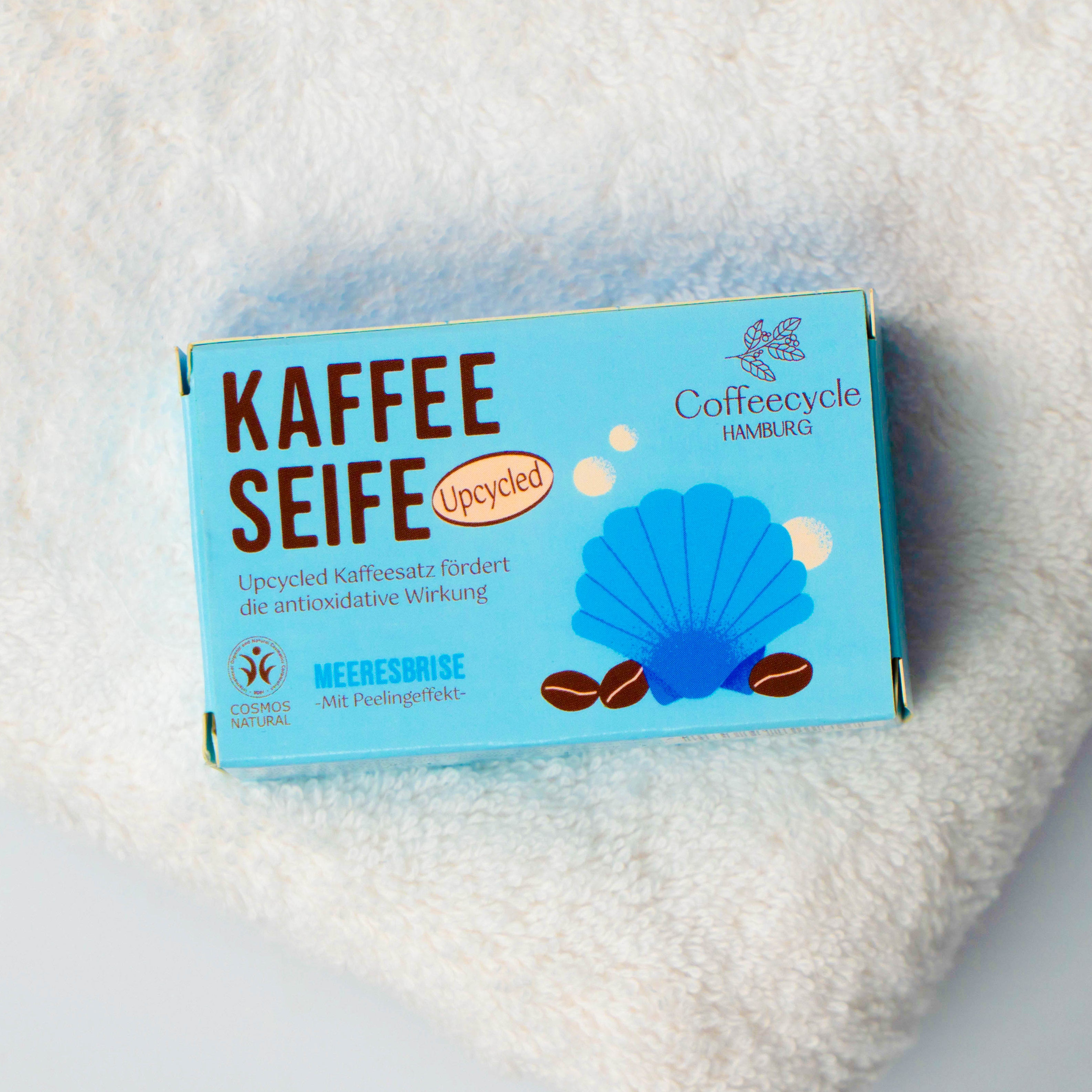 Die Vorteile von Kaffee-Seifen
Die Seifen von Coffeecycle werden mit upcyceltem Kaffeesatz aus verschiedenen Cafés hergestellt. Der enthaltene Kaffeesatz bietet wertvolle Vorteile für die Haut: Das natürliche Koffein fördert die Durchblutung, unterstützt die antioxidative Aktivität und hilft dabei, die Haut vor äußeren Einflüssen zu schützen. Gleichzeitig wirkt der Kaffeesatz als sanftes Peeling, das abgestorbene Hautzellen und Schmutz entfernt.