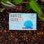 Die Vorteile von Kaffee-Seifen
Die Seifen von Coffeecycle werden mit upcyceltem Kaffeesatz aus verschiedenen Cafés hergestellt. Der enthaltene Kaffeesatz bietet wertvolle Vorteile für die Haut: Das natürliche Koffein fördert die Durchblutung, unterstützt die antioxidative Aktivität und hilft dabei, die Haut vor äußeren Einflüssen zu schützen. Gleichzeitig wirkt der Kaffeesatz als sanftes Peeling, das abgestorbene Hautzellen und Schmutz entfernt.