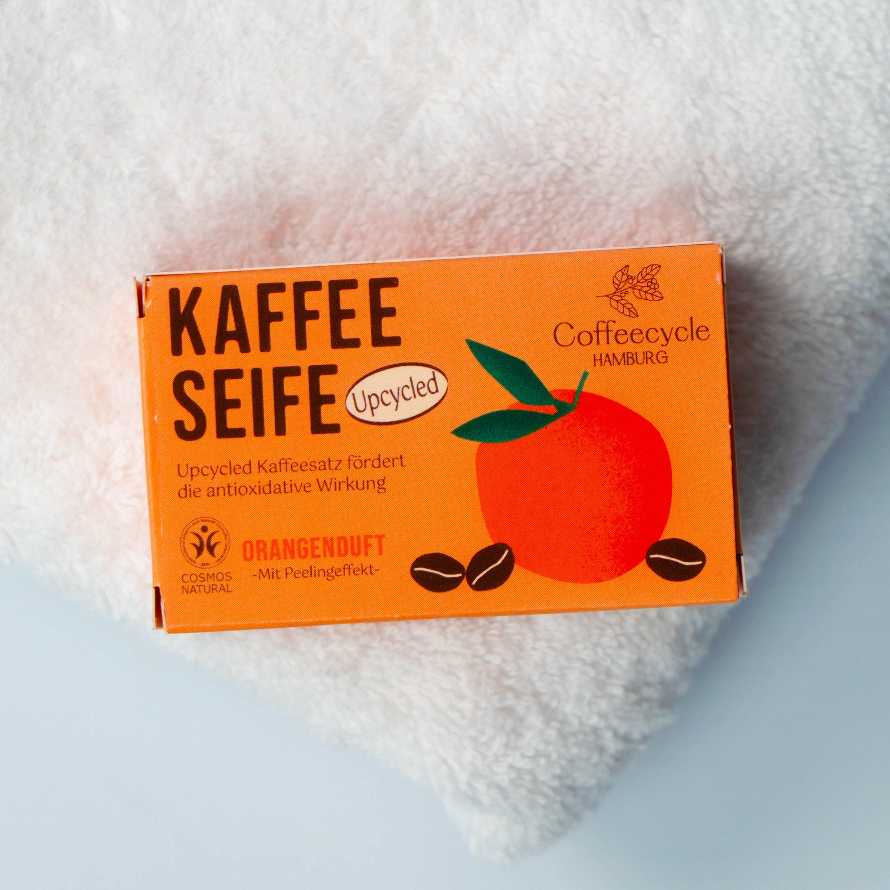Die Vorteile von Kaffee-Seifen
Die Seifen von Coffeecycle werden mit upcyceltem Kaffeesatz aus verschiedenen Cafés hergestellt. Der enthaltene Kaffeesatz bietet wertvolle Vorteile für die Haut: Das natürliche Koffein fördert die Durchblutung, unterstützt die antioxidative Aktivität und hilft dabei, die Haut vor äußeren Einflüssen zu schützen. Gleichzeitig wirkt der Kaffeesatz als sanftes Peeling, das abgestorbene Hautzellen und Schmutz entfernt.