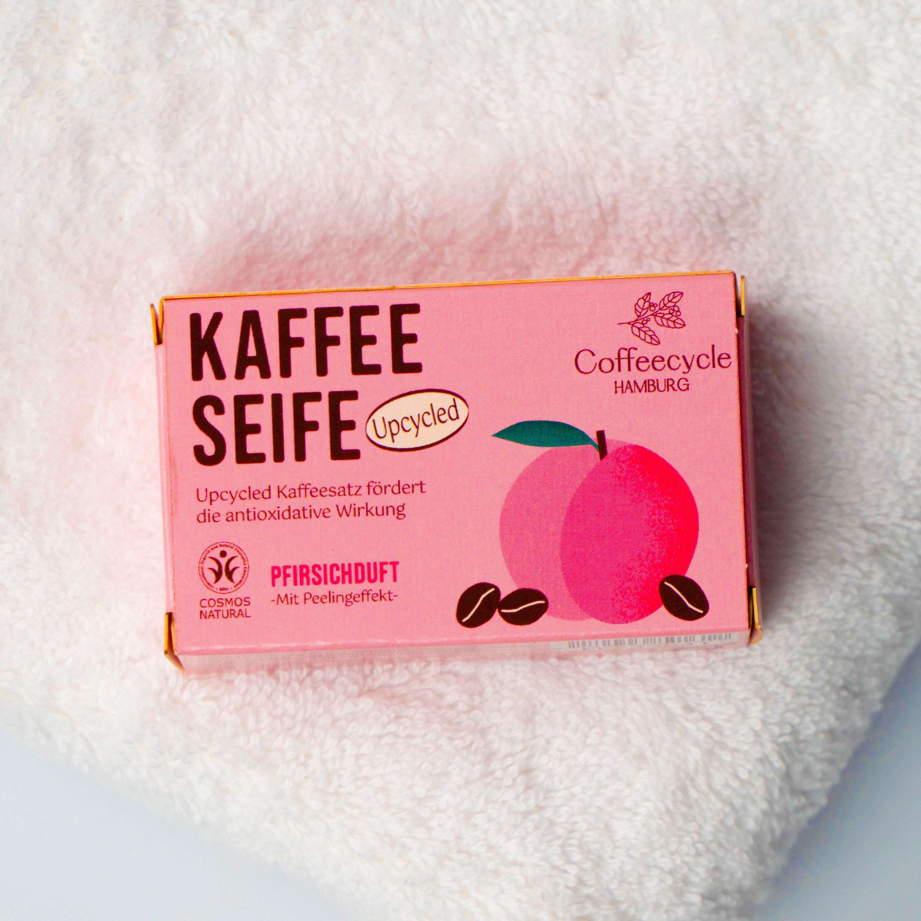 Die Vorteile von Kaffee-Seifen
Die Seifen von Coffeecycle werden mit upcyceltem Kaffeesatz aus verschiedenen Cafés hergestellt. Der enthaltene Kaffeesatz bietet wertvolle Vorteile für die Haut: Das natürliche Koffein fördert die Durchblutung, unterstützt die antioxidative Aktivität und hilft dabei, die Haut vor äußeren Einflüssen zu schützen. Gleichzeitig wirkt der Kaffeesatz als sanftes Peeling, das abgestorbene Hautzellen und Schmutz entfernt.