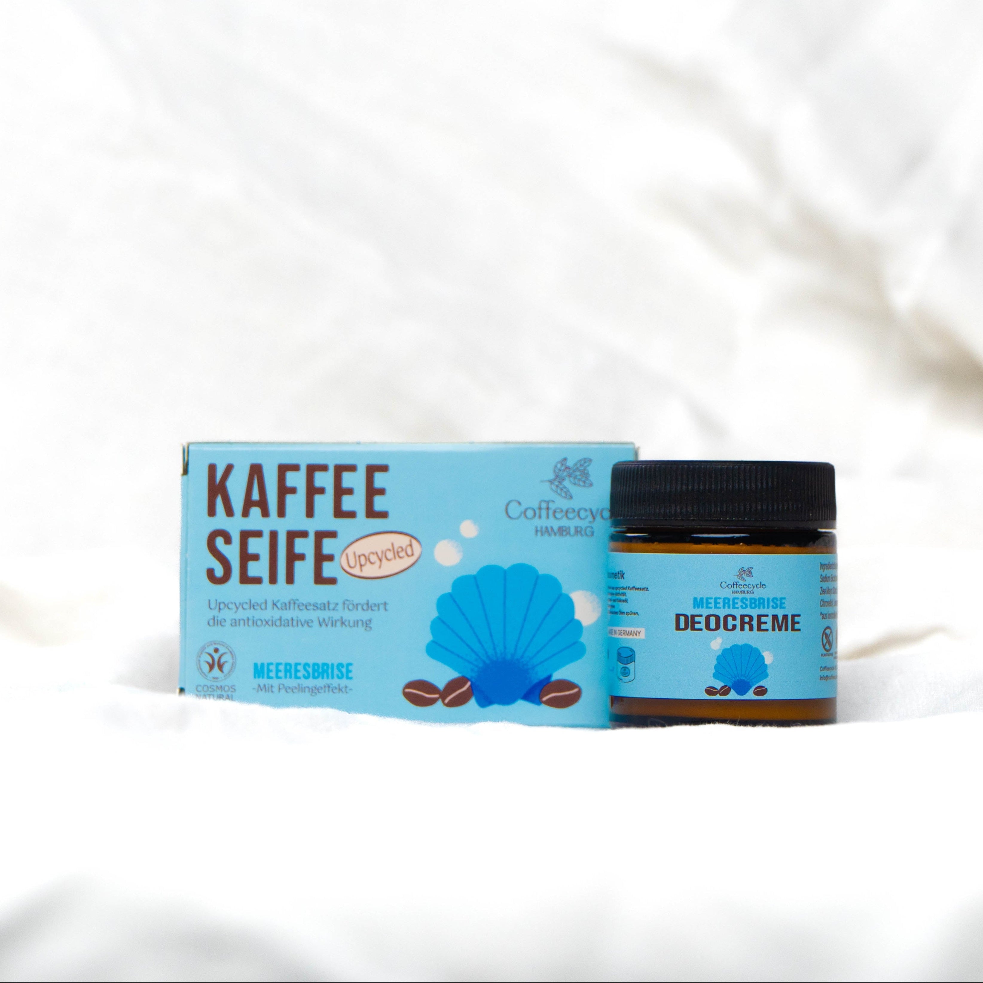 Die Vorteile von Kaffee-Seifen
Die Seifen von Coffeecycle werden mit upcyceltem Kaffeesatz aus verschiedenen Cafés hergestellt. Der enthaltene Kaffeesatz bietet wertvolle Vorteile für die Haut: Das natürliche Koffein fördert die Durchblutung, unterstützt die antioxidative Aktivität und hilft dabei, die Haut vor äußeren Einflüssen zu schützen. Gleichzeitig wirkt der Kaffeesatz als sanftes Peeling, das abgestorbene Hautzellen und Schmutz entfernt.