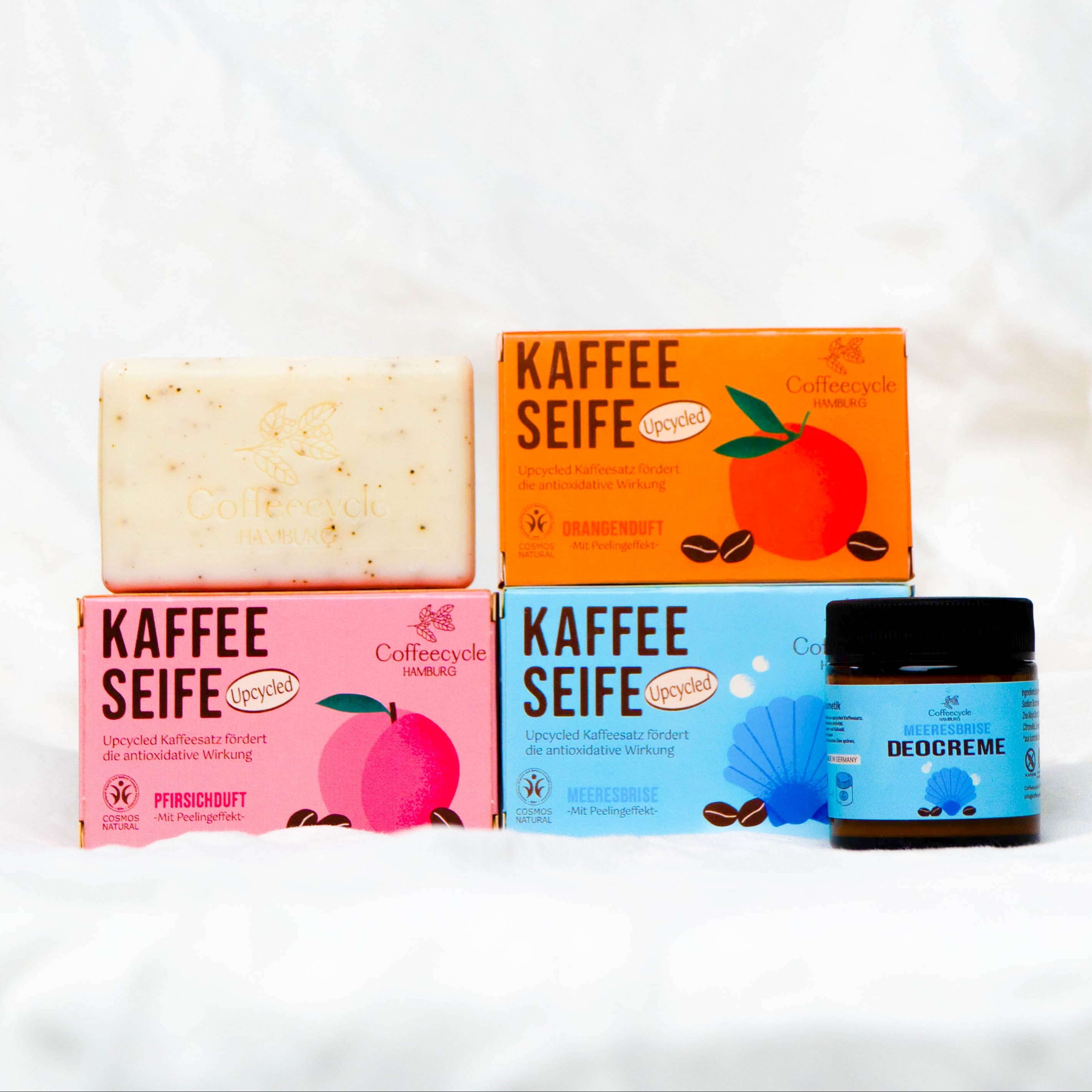 Die Vorteile von Kaffee-Seifen
Die Seifen von Coffeecycle werden mit upcyceltem Kaffeesatz aus verschiedenen Cafés hergestellt. Der enthaltene Kaffeesatz bietet wertvolle Vorteile für die Haut: Das natürliche Koffein fördert die Durchblutung, unterstützt die antioxidative Aktivität und hilft dabei, die Haut vor äußeren Einflüssen zu schützen. Gleichzeitig wirkt der Kaffeesatz als sanftes Peeling, das abgestorbene Hautzellen und Schmutz entfernt.