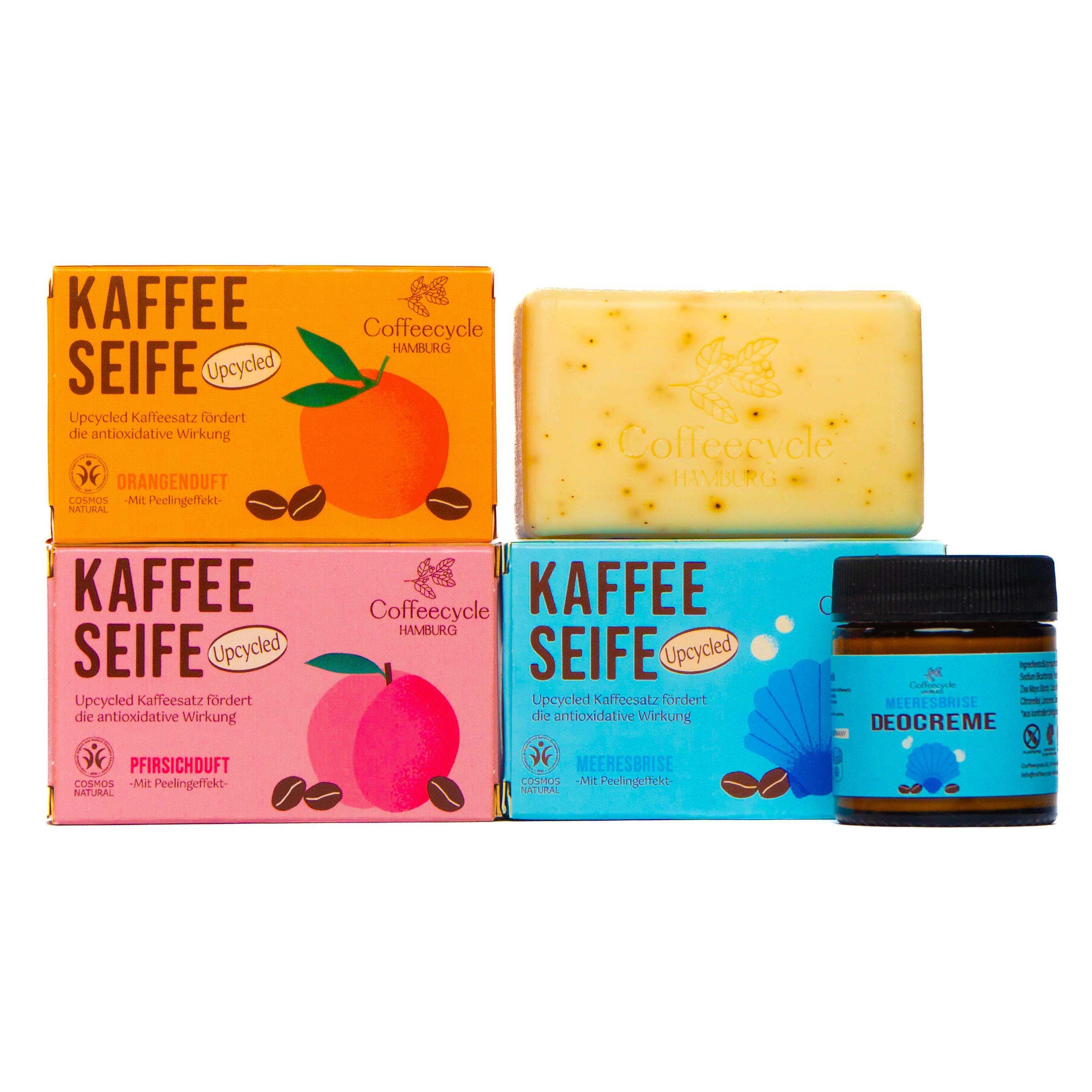 Die Vorteile von Kaffee-Seifen
Die Seifen von Coffeecycle werden mit upcyceltem Kaffeesatz aus verschiedenen Cafés hergestellt. Der enthaltene Kaffeesatz bietet wertvolle Vorteile für die Haut: Das natürliche Koffein fördert die Durchblutung, unterstützt die antioxidative Aktivität und hilft dabei, die Haut vor äußeren Einflüssen zu schützen. Gleichzeitig wirkt der Kaffeesatz als sanftes Peeling, das abgestorbene Hautzellen und Schmutz entfernt.